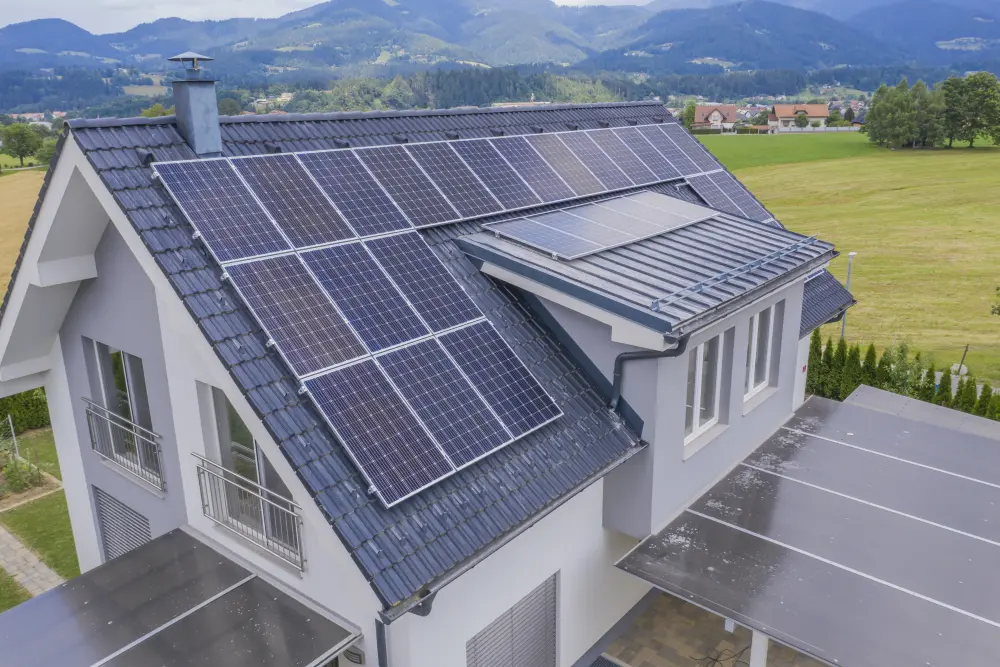 Eigenheim mit installierter Photovoltaik-Anlage auf dem Dach